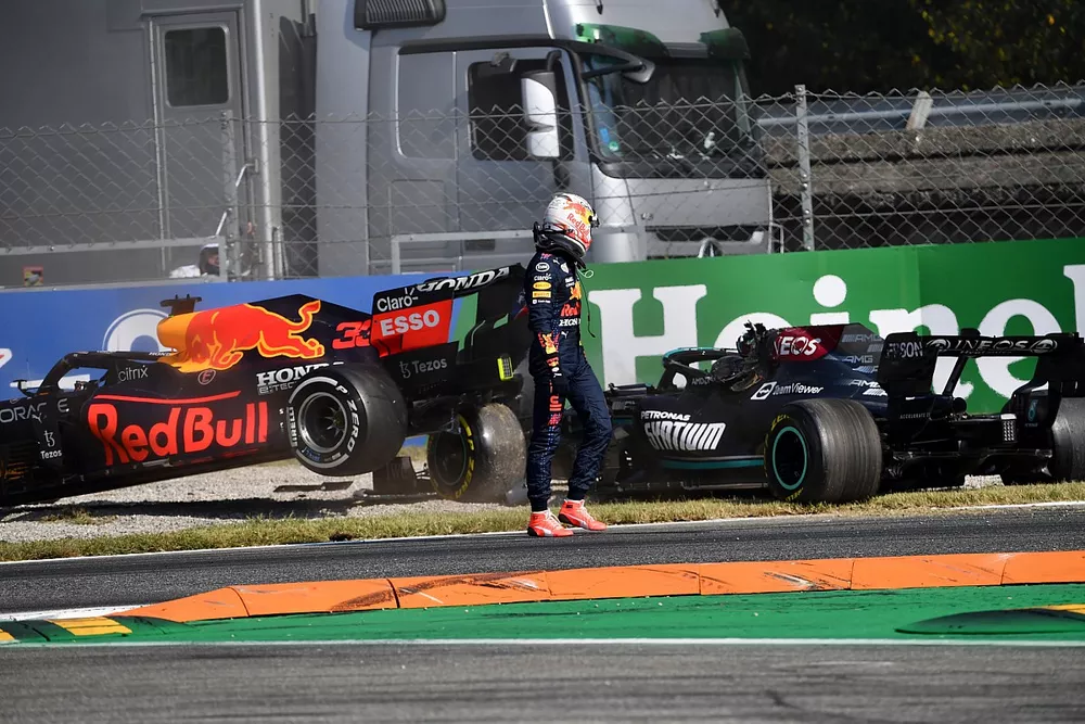 Secuencia del choque de Max Verstappen, Red Bull Racing, que mira a Lewis Hamilton, Mercedes W12 