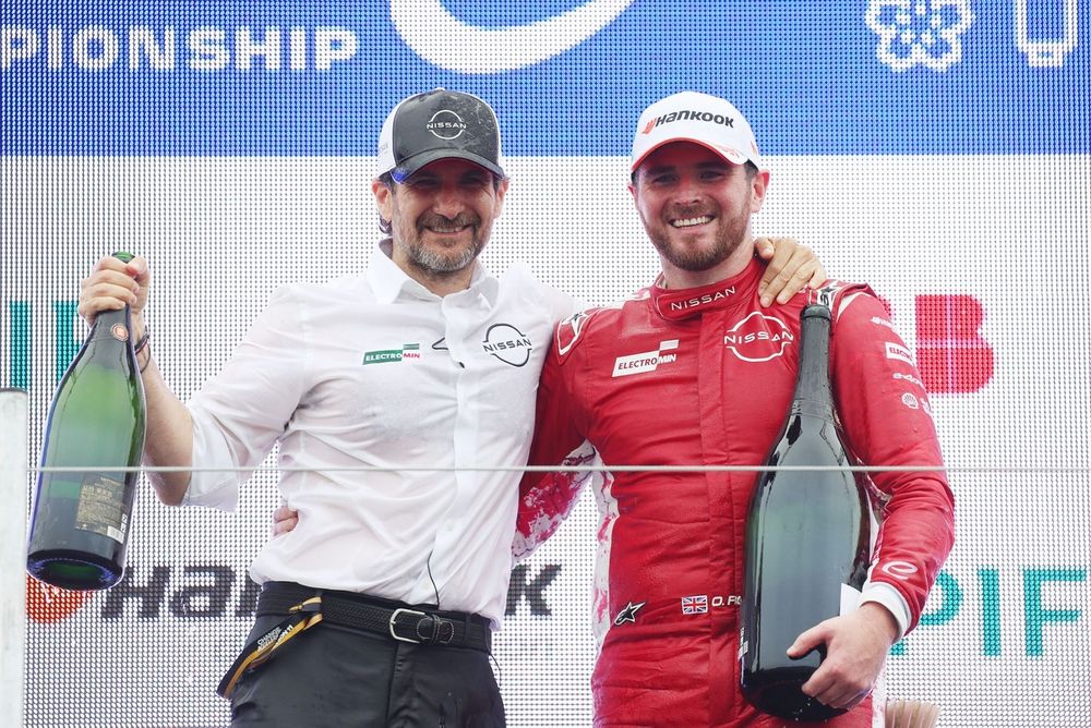 Podio: ganador Oliver Rowland, Nissan Formula E Team, Tommaso Volpe, director de Nissan Formula E Team