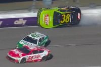 NASCAR Cup: Zane Smith 'anda pelo muro' e capota em acidente bizarro em Kansas