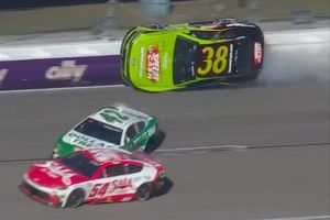 NASCAR Cup: Zane Smith 'anda pelo muro' e capota em acidente bizarro no Kansas