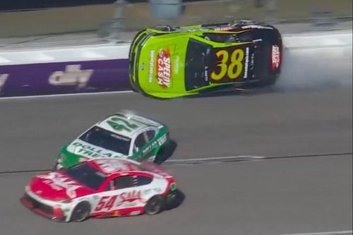NASCAR Cup: Zane Smith 'anda pelo muro' e capota em acidente bizarro no Kansas; veja vídeo