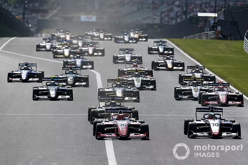 Marcus Armstrong, PREMA Racing precede Leonardo Pulcini, Hitech Grand Prix all'inizio della gara