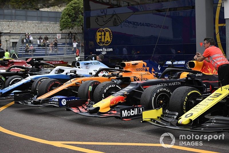 Los coches en Parc Ferme después de la carrera