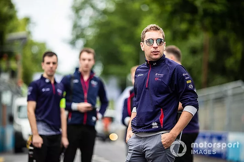 Robin Frijns, Envision Virgin Racing, loopt een rondje over het circuit
