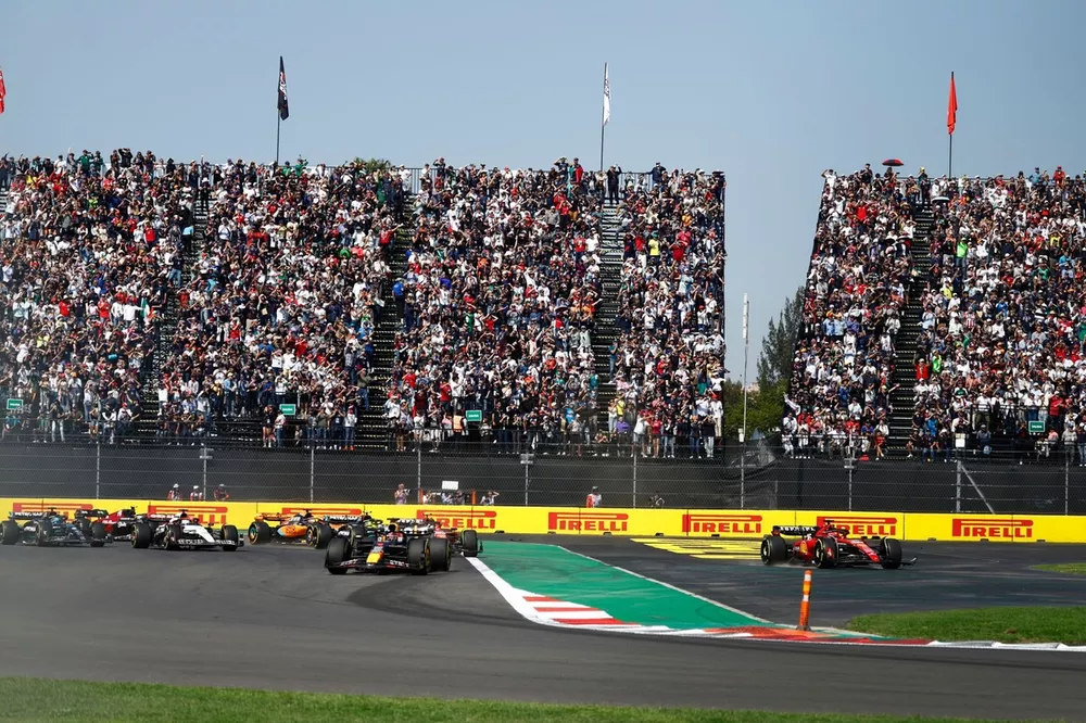Max Verstappen, Red Bull Racing RB19 as Charles Leclerc, Ferrari SF-23 goes off at the race start