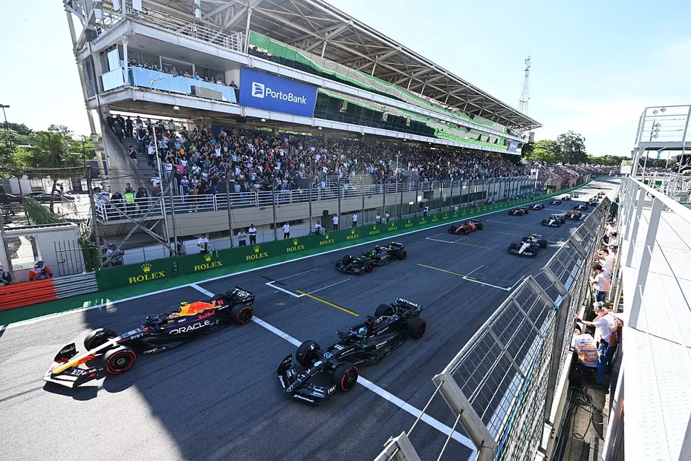 Sergio Perez, Red Bull Racing RB19, George Russell, Mercedes F1 W14, Lewis Hamilton, Mercedes F1 W14, Yuki Tsunoda, AlphaTauri AT04, Charles Leclerc, Ferrari SF-23, the remainder of the field away for the start of the Sprint race