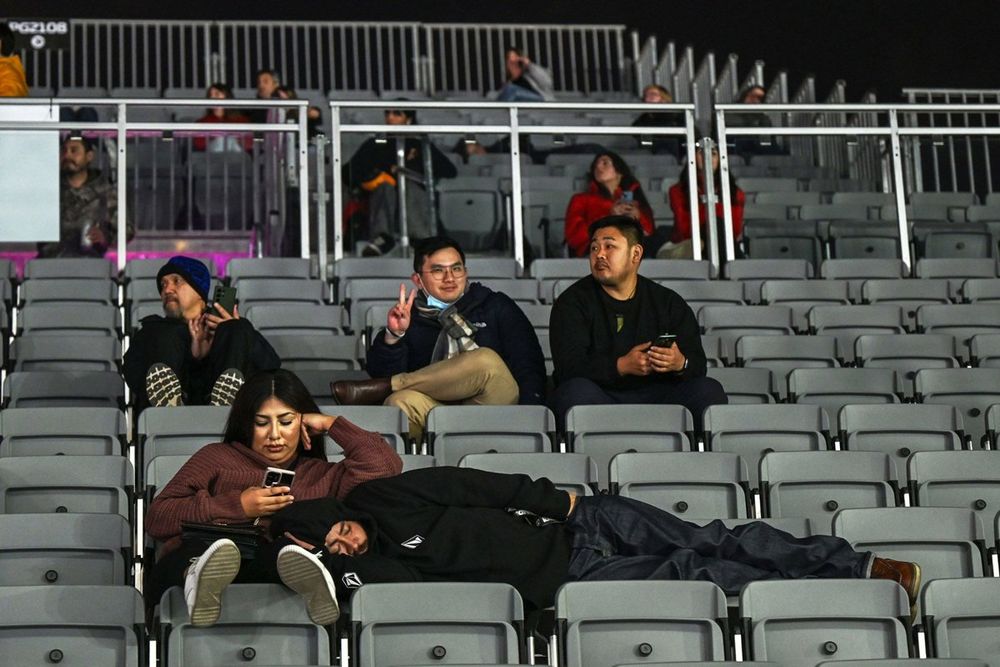 Los fans esperan en una grada