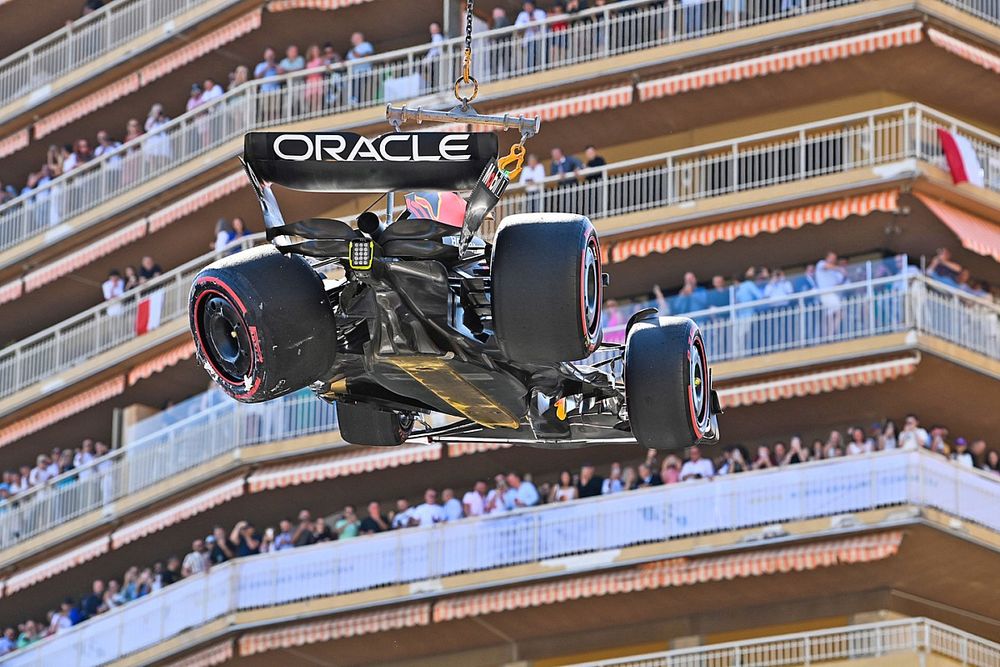 Los comisarios retiran el coche de Sergio Pérez, Red Bull Racing RB19, del circuito tras un accidente en la Q1