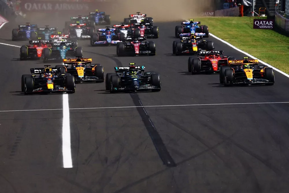 Max Verstappen, Red Bull Racing RB19 lidera en la salida