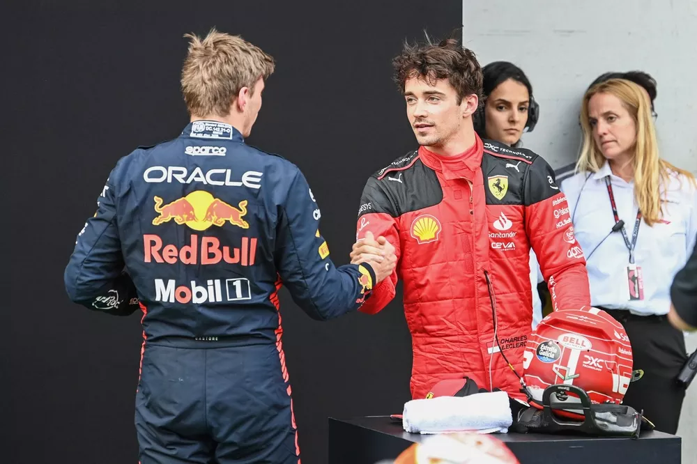 Ganador de la pole, Max Verstappen, Red Bull Racing, y Charles Leclerc, Scuderia Ferrari, se felicitan mutuamente tras la Calificación.
