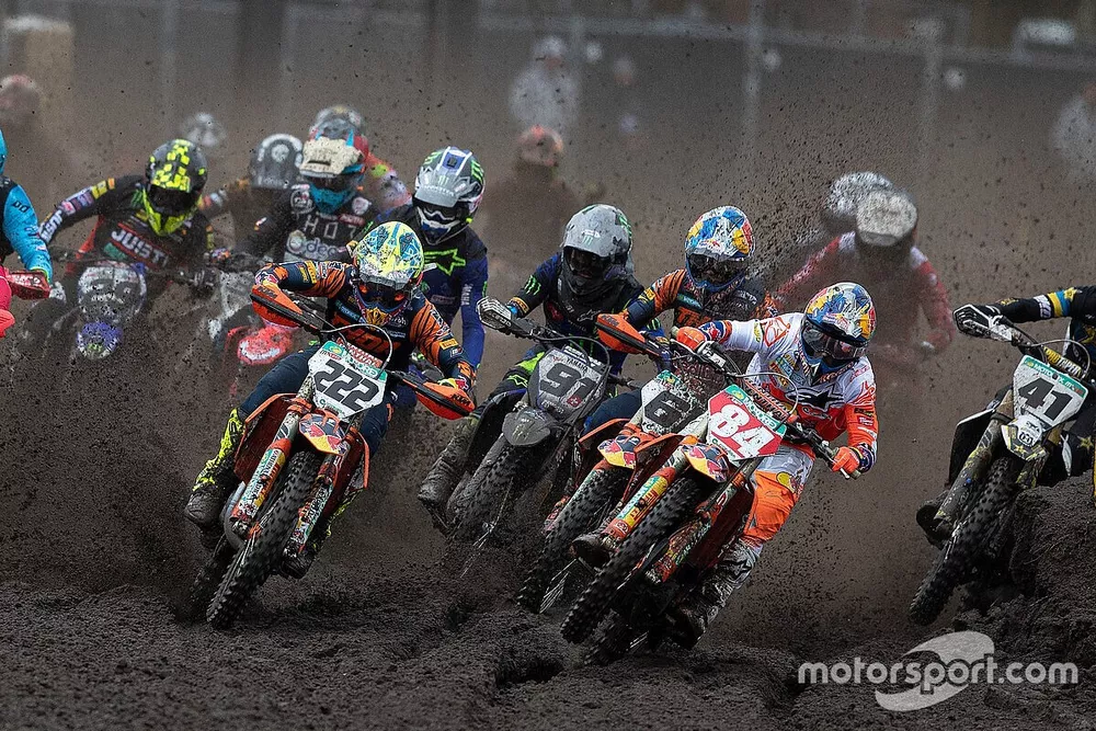 Jeffrey Herlings, Red Bull KTM Factory Racing voert het veld aan richting de eerste bocht voor Tony Cairoli, Red Bull KTM Factory Racing