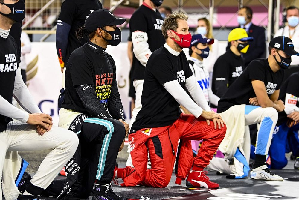 Los pilotos se paran y se arrodillan en apoyo de la campa&ntilde;a para el fin del racismo 