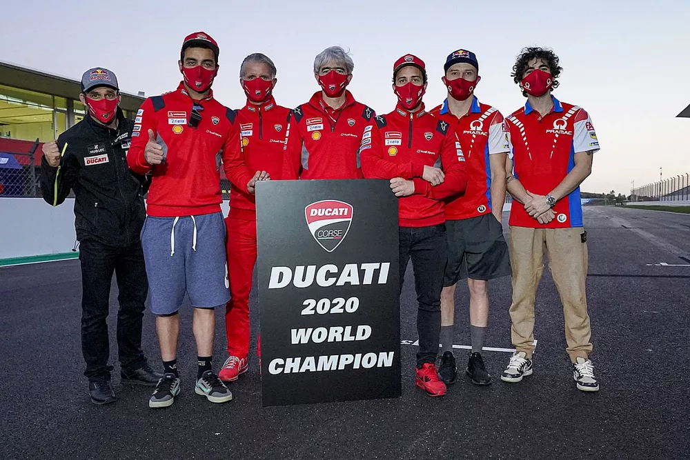 Foto de grupo de Ducati celebrando el t&iacute;tulo de constructores, con Gigi Dall'Igna, los pilotos Andrea Dovizioso y Danilo Petrucci, Jack Miller y Francesco Bagnaia