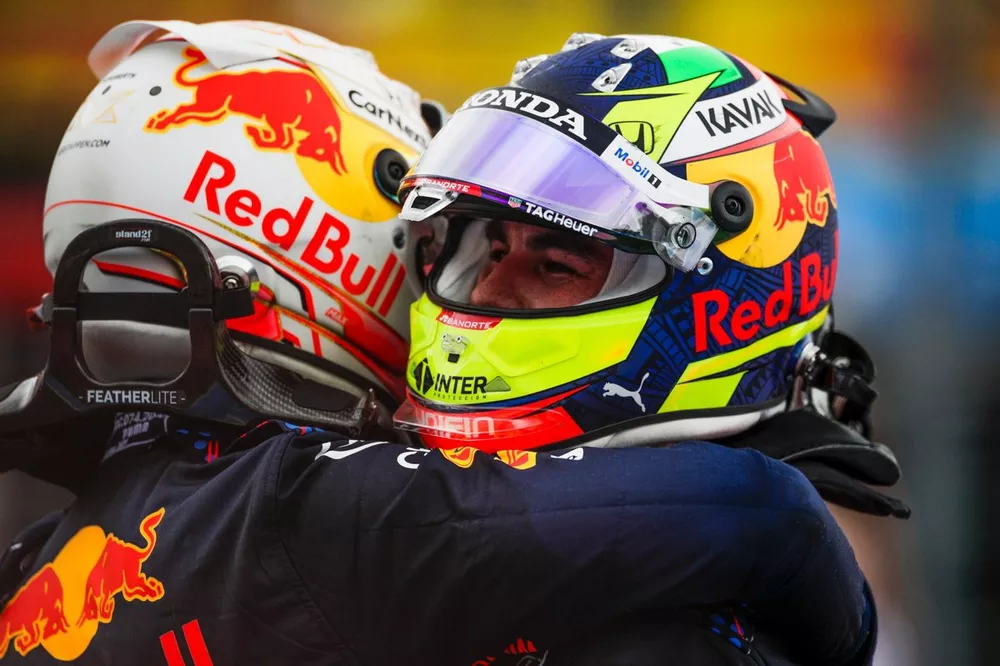Ganador Max Verstappen, Red Bull Racing y el segundo lugar Sergio P&eacute;rez, Red Bull Racing celebran en Parc Ferme