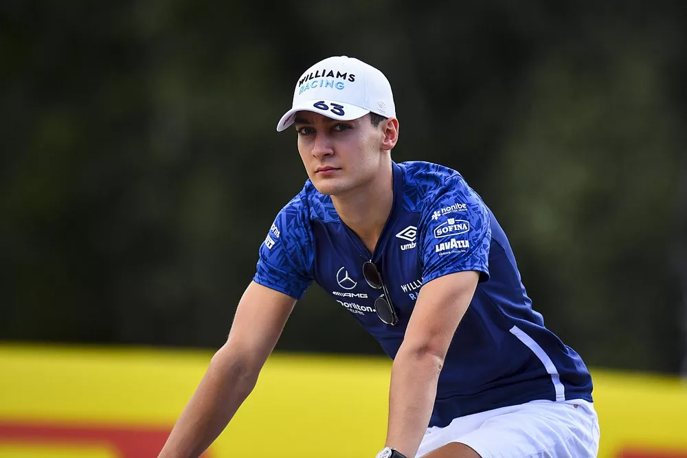George Russell, Williams, recorre la pista del Red Bull Ring en bici