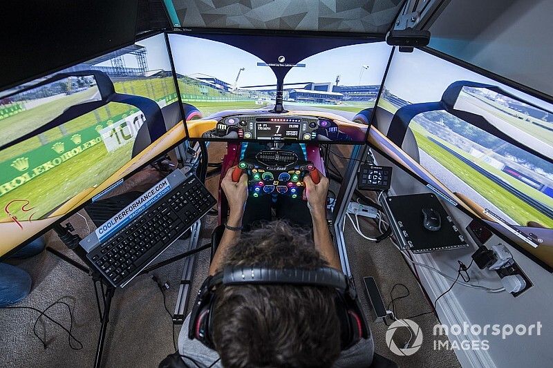 Lando Norris hace una vuelta en el circuito de Interlagos en su simulador