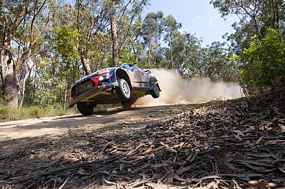 Neuville choca y está fuera de pelea por el título de WRC