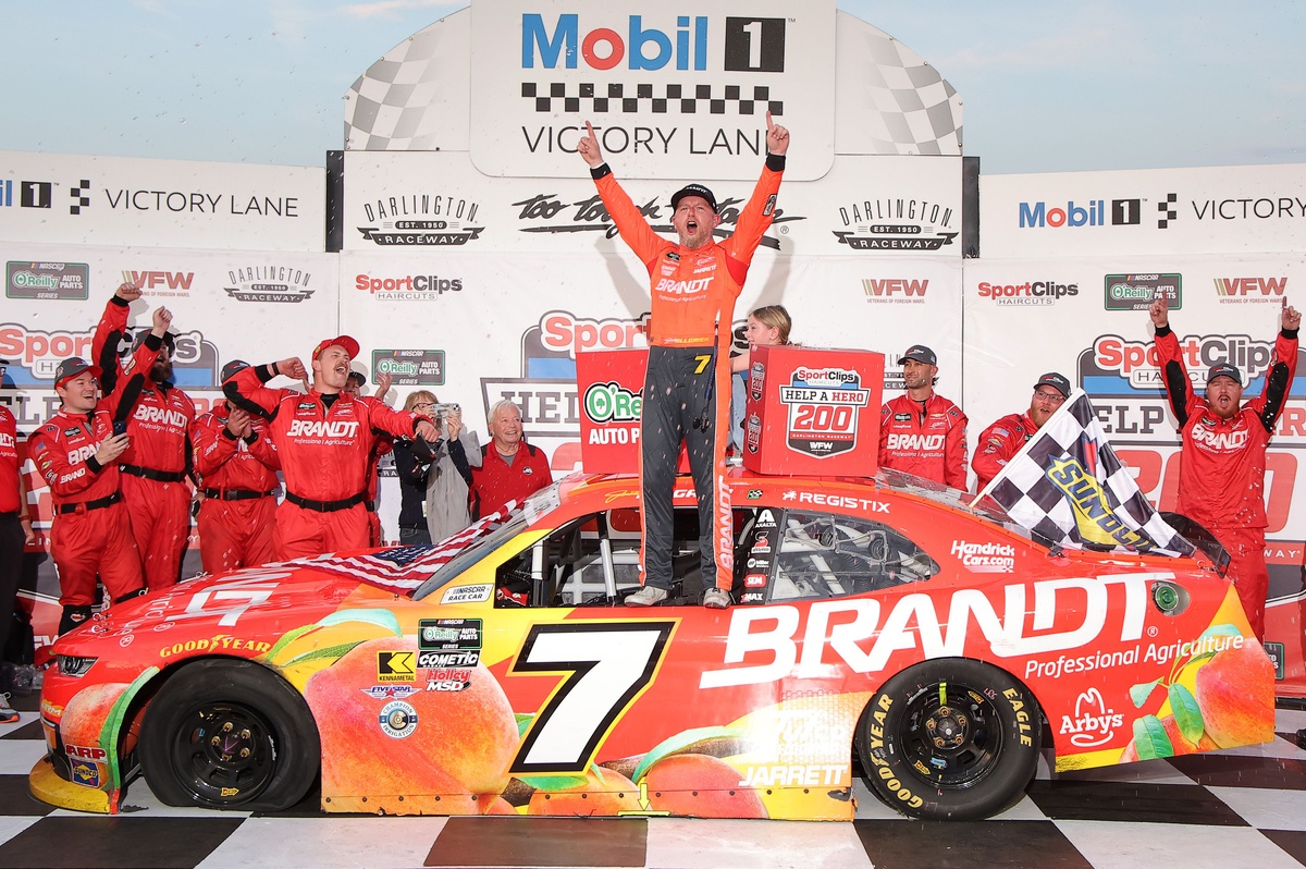 Justin Allgaier wins Darlington O'Reilly race as bad pit stop derails Larson