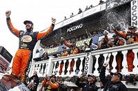 Truex supera a Larson y vence en Pocono