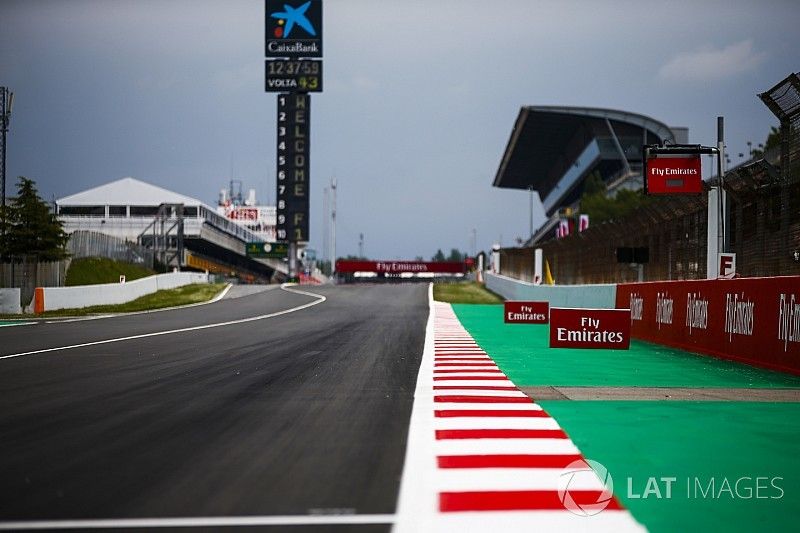 Circuit detail of the pit straight and run to Turn 1