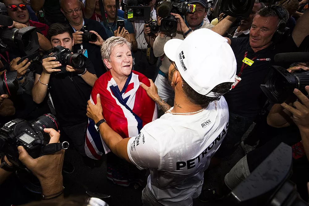 Le Champion du monde 2017 Lewis Hamilton, Mercedes AMG F1, f&ecirc;te son titre avec sa m&egrave;re Carmen Lockhart et son &eacute;quipe