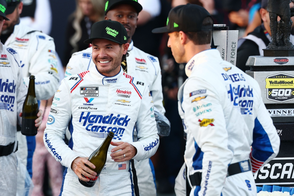 Larson extends points lead with 1st NASCAR win at Talladega after last-lap scramble