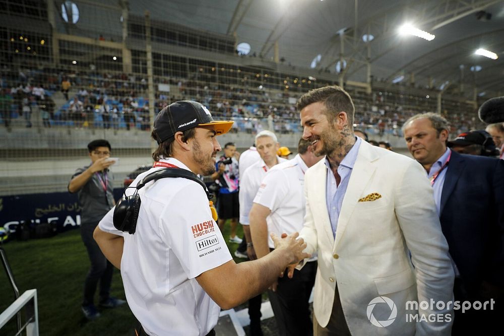 Fernando Alonso con David Beckham en la parrilla