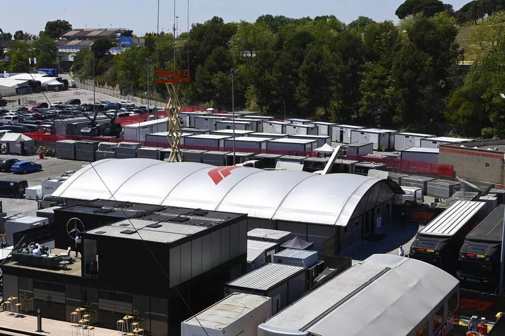 Trucks in de paddock