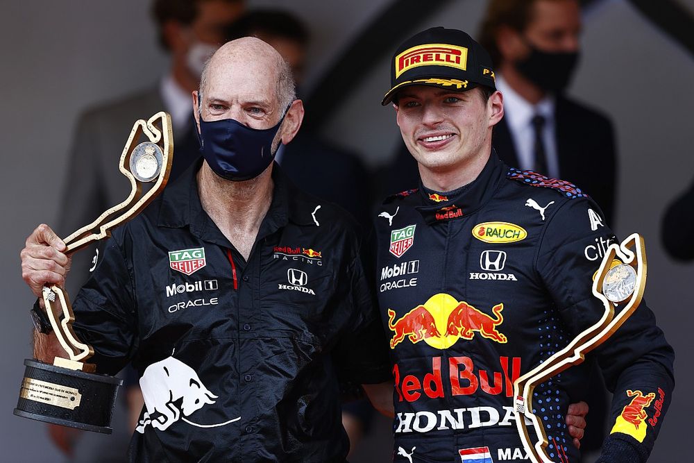 Adrian Newey, Chief Technical Officer, Red Bull Racing, e Max Verstappen, Red Bull Racing, primo classificato, con il trofeo dei costruttori e il trofeo dei piloti