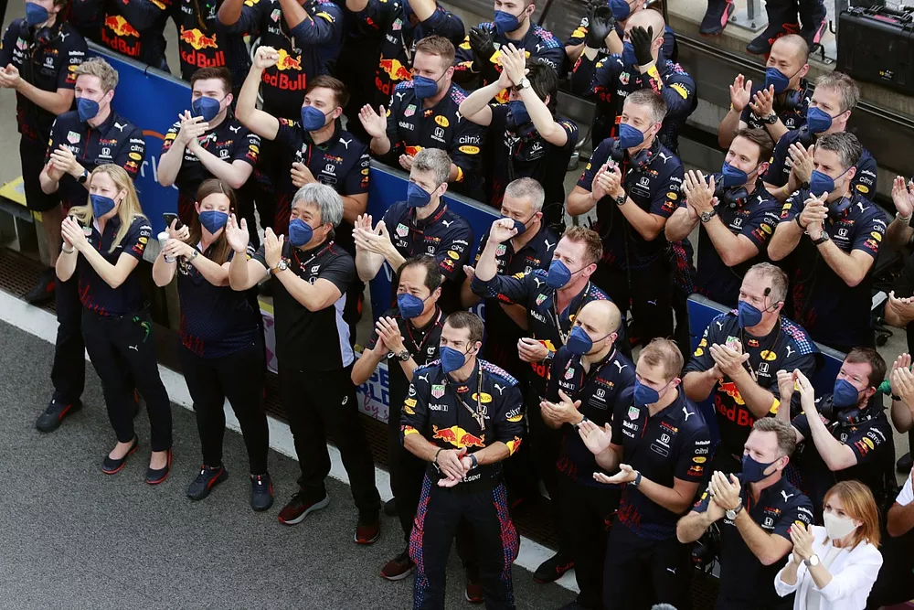 De teamleden van Red Bull Racing juichen voor Max Verstappen, Red Bull Racing