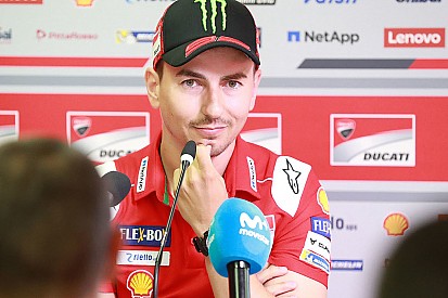 Lorenzo: "Dovizioso debería centrarse en lo suyo, no es bueno tenerme enojado"