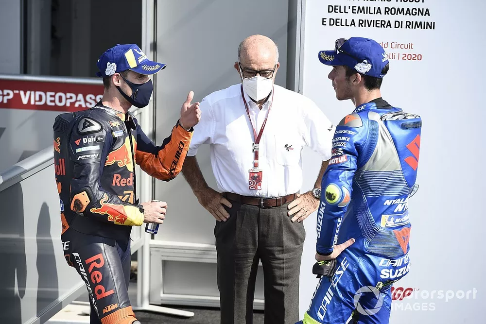 Tercer lugar Pol Espargar&oacute;, Red Bull KTM Factory Racing, el segundo lugar Joan Mir, Team Suzuki MotoGP y Emilio Ezpeleta