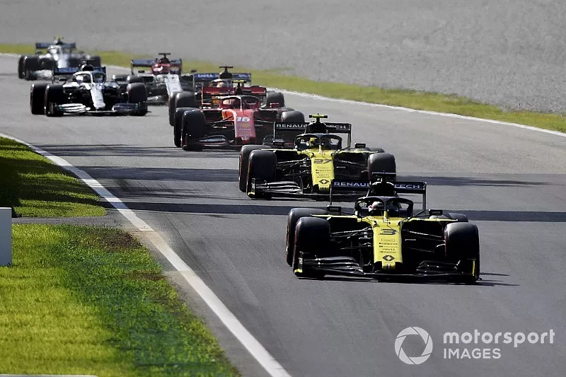 Daniel Ricciardo, Renault F1 Team R.S.19, leads Nico Hulkenberg, Renault F1 Team R.S. 19, Charles Leclerc, Ferrari SF90, Carlos Sainz Jr., McLaren MCL34, and Lewis Hamilton, Mercedes AMG F1 W10