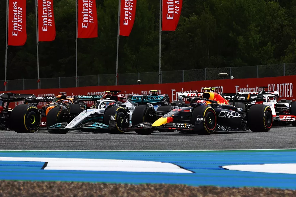 Sergio Perez, Red Bull Racing RB18, George Russell, Mercedes W13, Kevin Magnussen, Haas VF-22, Lewis Hamilton, Mercedes W13