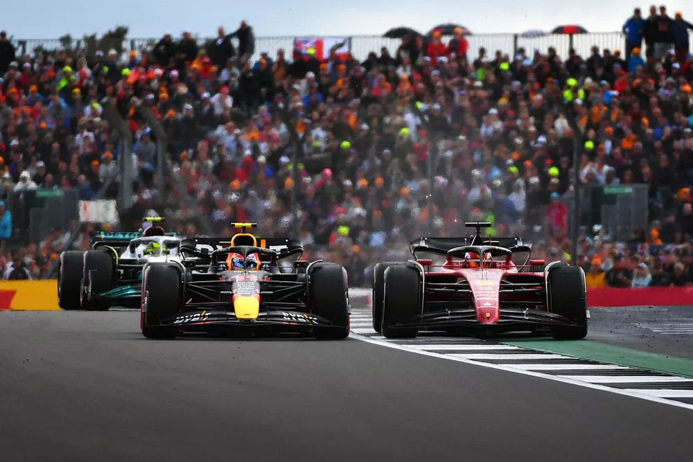 Sergio Perez, Red Bull Racing RB18, se bat avec Charles Leclerc, Ferrari F1-75