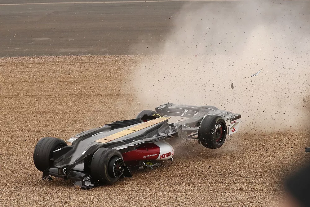 Zhou Guanyu, Alfa Romeo C42 crashes at start of race 