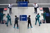 &iquest;Qu&eacute; es el papelito que reciben los pilotos de F1 tras una carrera&hellip; y para qu&eacute; sirve?