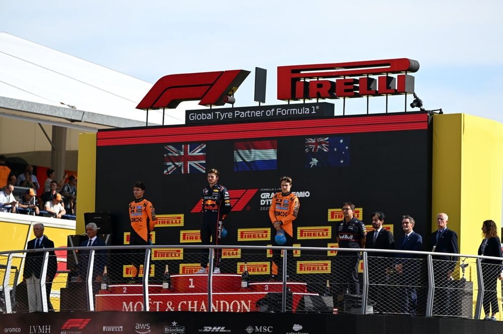 Lando Norris, McLaren, Oscar Piastri, McLaren, Max Verstappen, Red Bull Racing