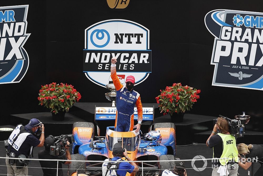 Ganador Scott Dixon, Chip Ganassi Racing Honda celebra en victory lane