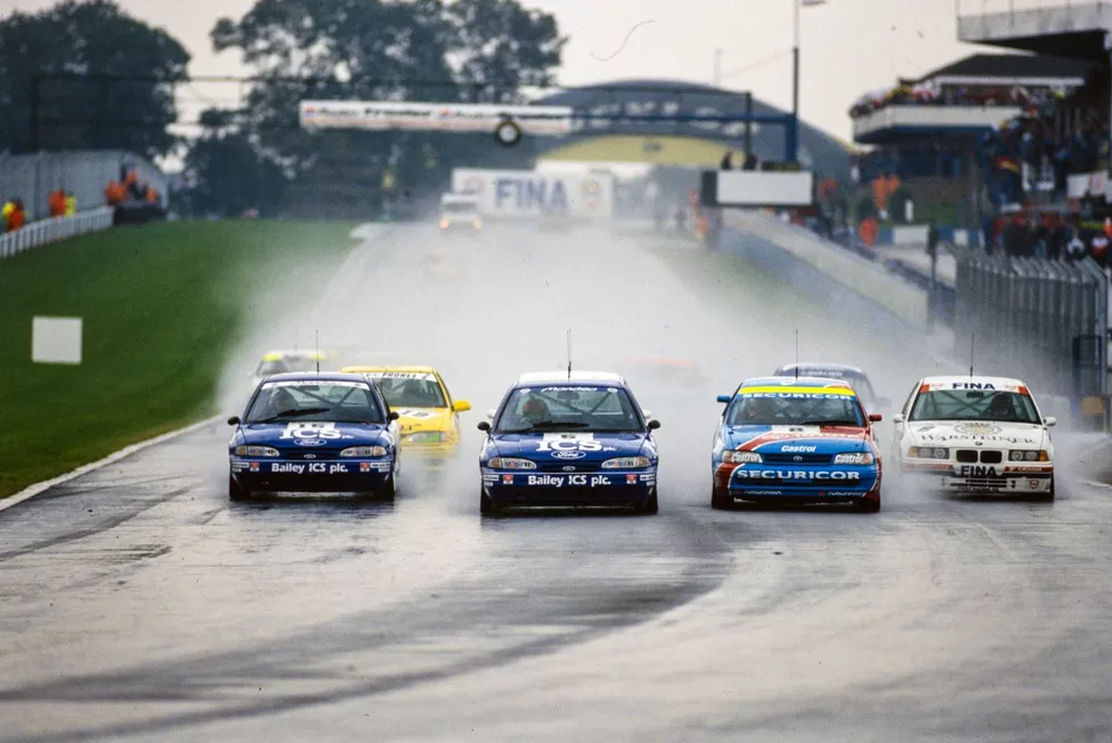 Paul Radisich, Team Mondeo, Ford Mondeo Si, Andy Rouse, Team Mondeo, Ford Mondeo Si, Will Hoy, Team Securicor Toyota, Toyota Carina E, and Steve Soper, BMW Motorsport Team, BMW 318i, head towards the first corner at the start of the race.
