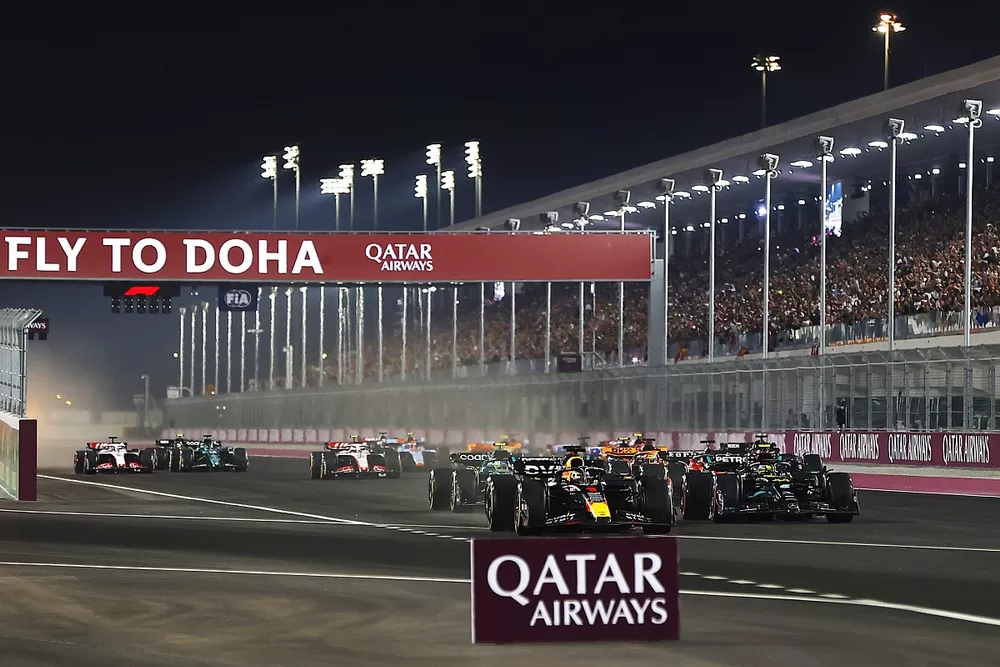 Max Verstappen, Red Bull Racing RB19, Lewis Hamilton, Mercedes F1 W14, Oscar Piastri, McLaren MCL60, Fernando Alonso, Aston Martin AMR23, el resto de la parrilla en la salida.