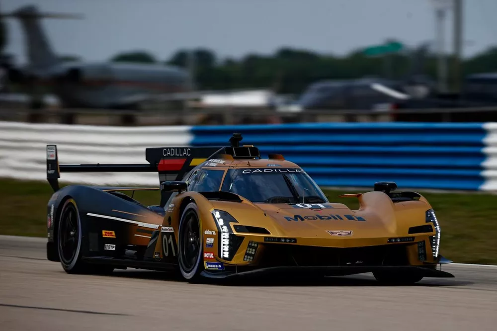 #01 Cadillac Chip Ganassi Racing Cadillac V-Series.R: Renger van der Zande, Sebastien Bourdais, Scott Dixon