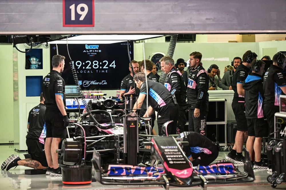 Mec&aacute;nicos del equipo Alpine F1 trabajan en el coche de Pierre Gasly, Alpine A524 