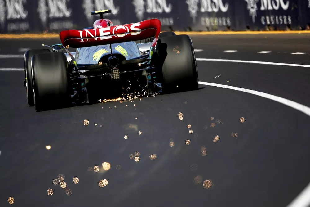 Lewis Hamilton, Mercedes W13, saca chispas
