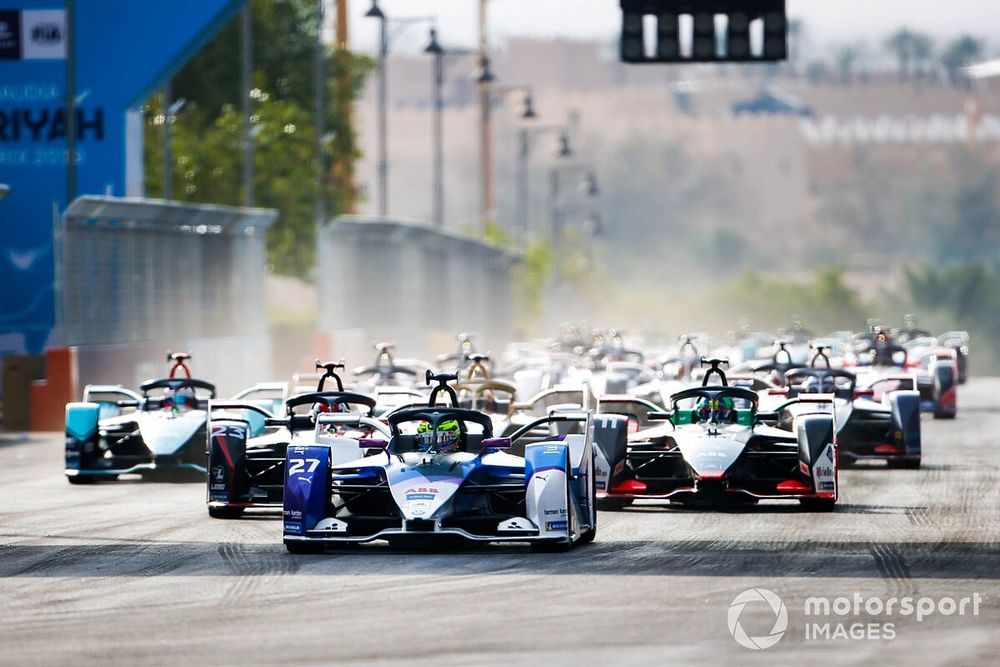 Start with Alexander Sims, BMW I Andretti Motorsports, BMW iFE.20 leading Sébastien Buemi, Nissan e.Dams, Nissan IMO2, Lucas Di Grassi, Audi Sport ABT Schaeffler, Audi e-tron FE06, Mitch Evans, Jaguar Racing, Jaguar I-