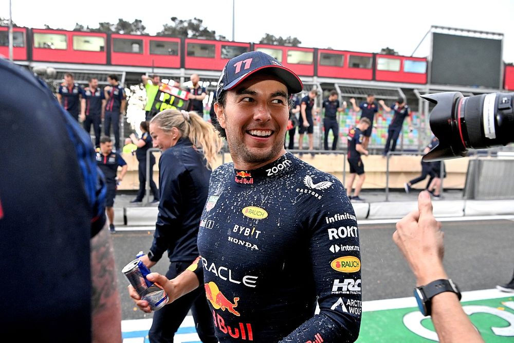 Sergio Pérez, Red Bull Racing, 1ª posición, celebra con su equipo tras la carrera