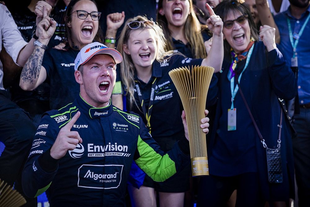 Ganador Nick Cassidy, Envision Racing, y el equipo Envision celebra en la ceremonia del podio