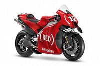 Fotos: Aprilia vuelve a te&ntilde;irse de rojo contra el sida y la COVID