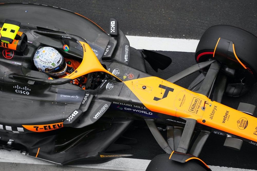 Ganador de la pole Lando Norris, McLaren MCL38, llega a Parc Ferme