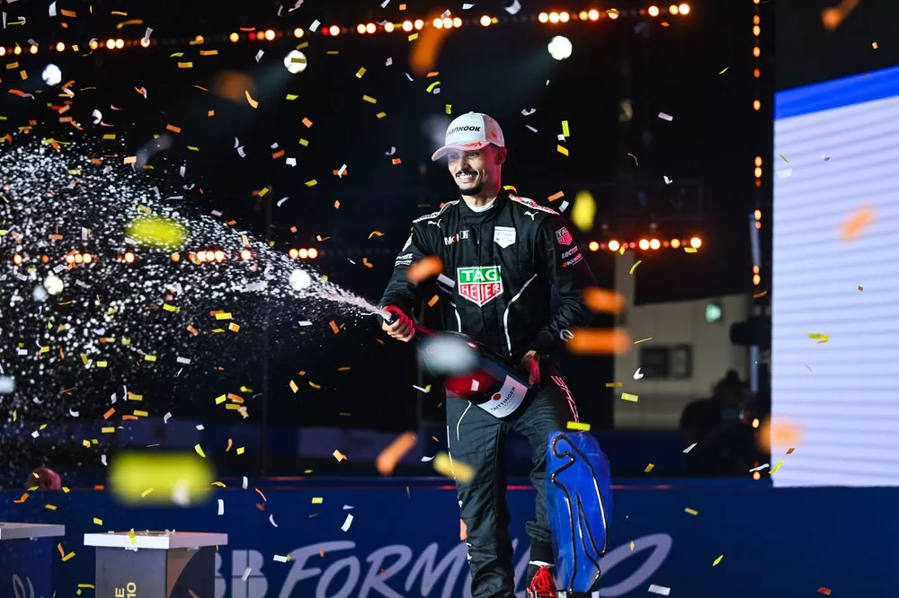 Le Champion du monde Pascal Wehrlein, Porsche, avec le champagne